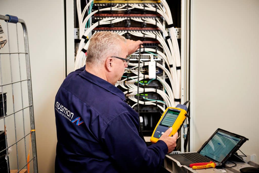 man die techniek aan het checken is