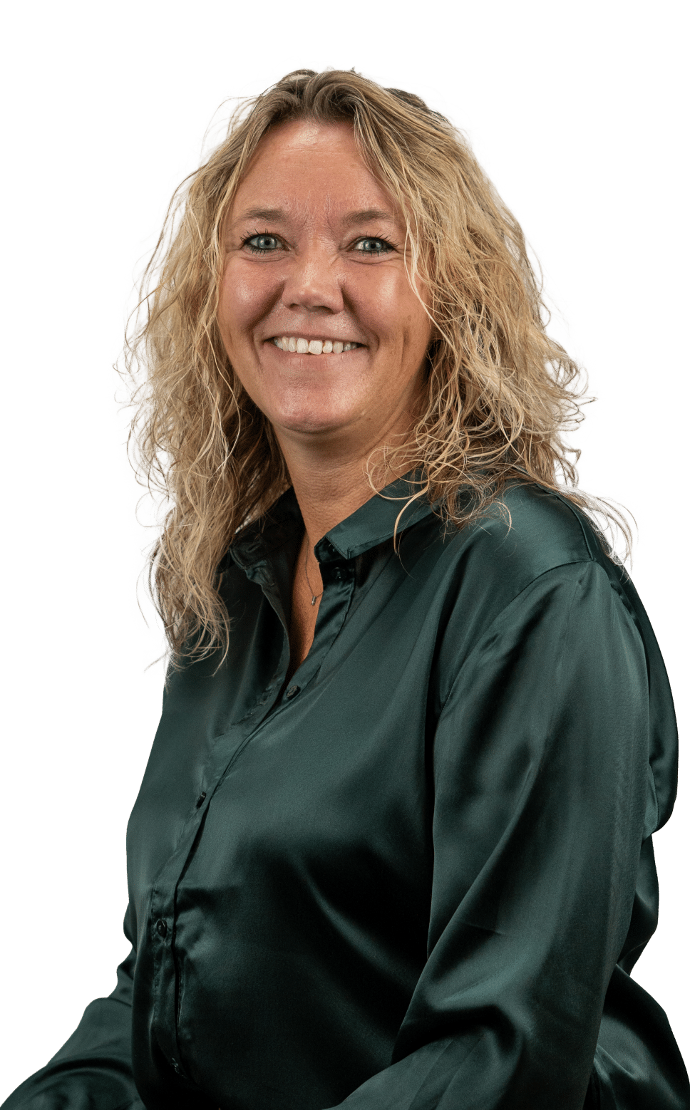 vrouw met lange blonde haren en een donker groene blouse